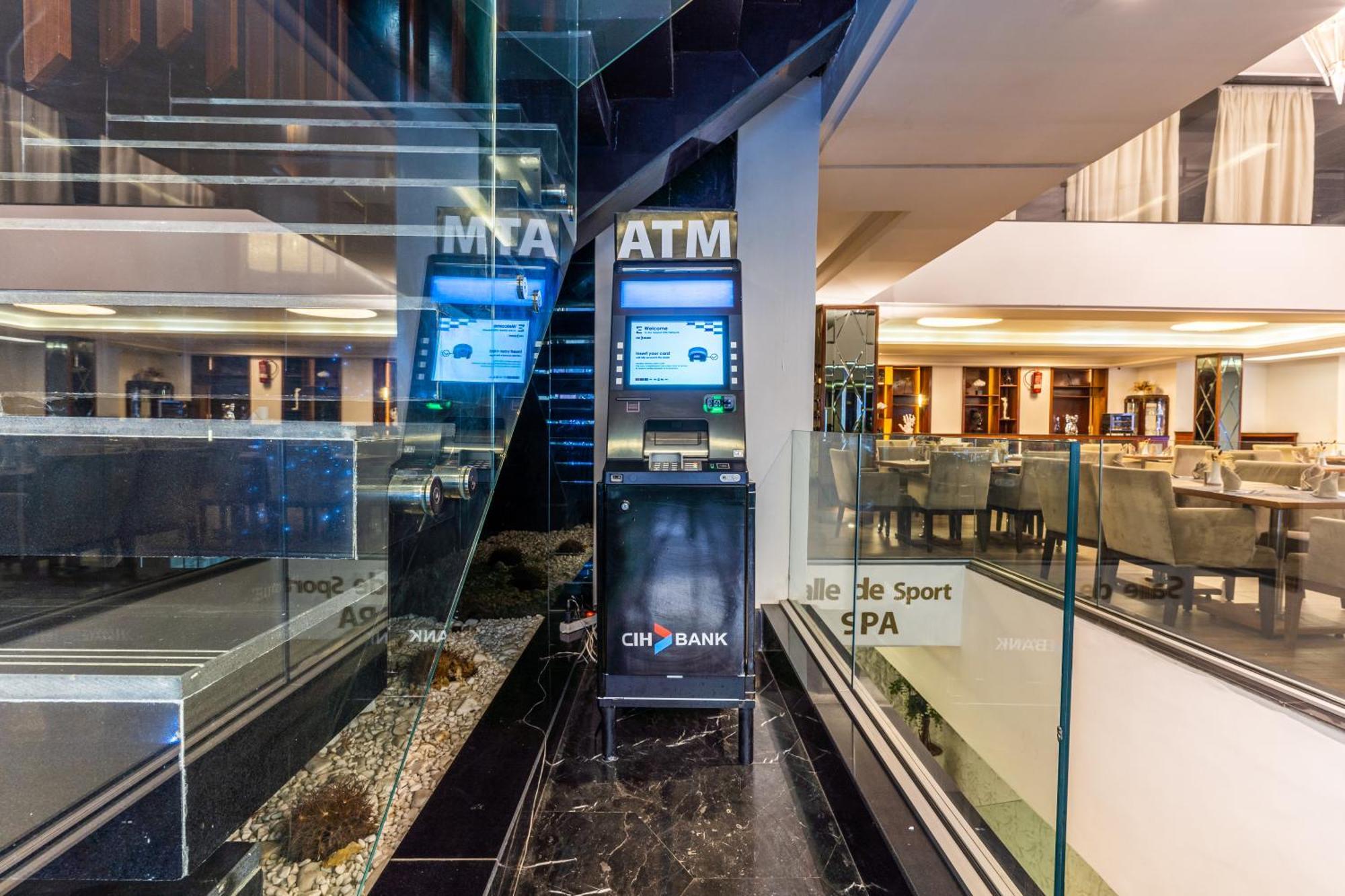 One Hotel 카사블랑카 외부 사진 Citibank ATMs in the lobby of the Citibank Tower in Singapore