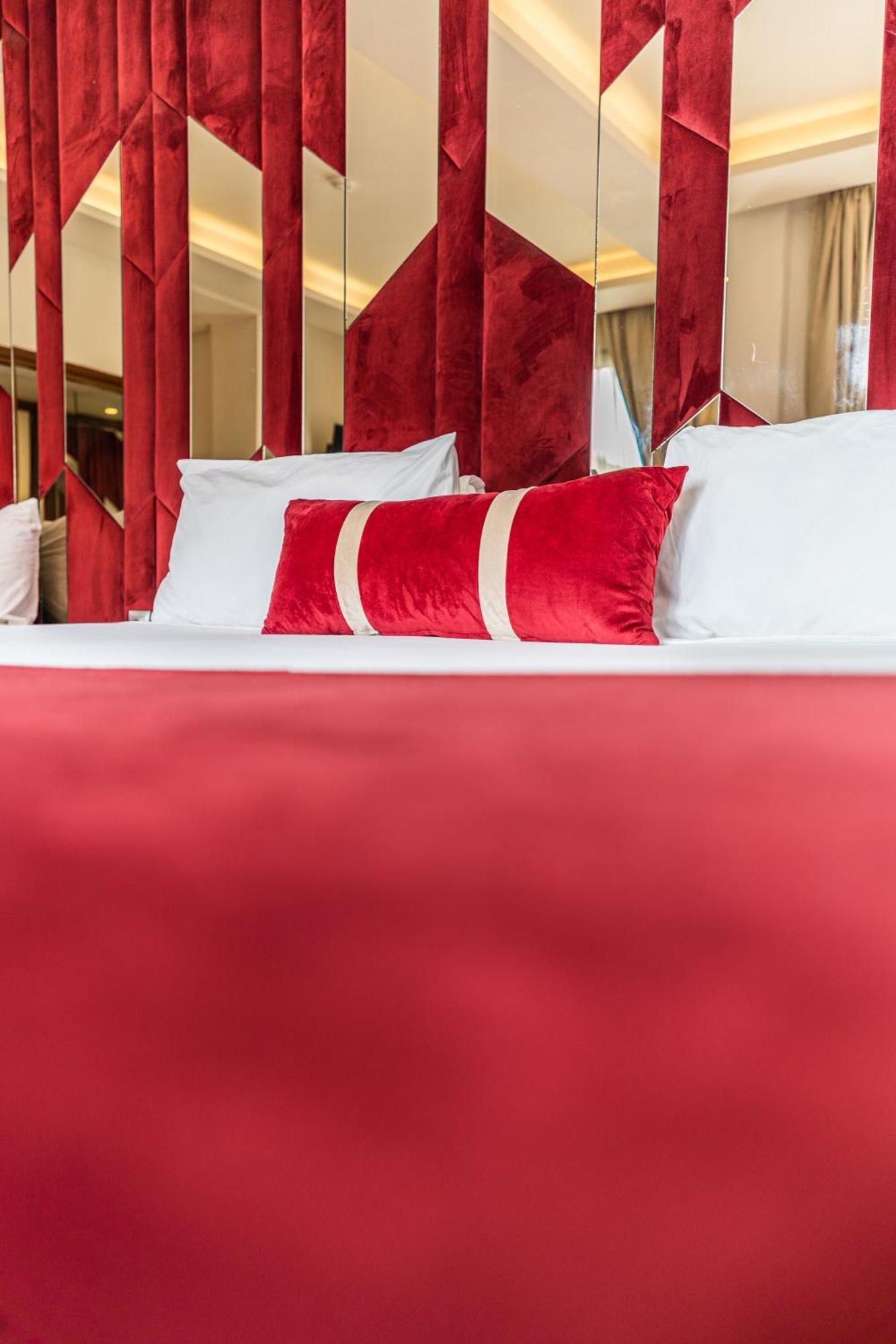 One Hotel 카사블랑카 외부 사진 A bed with a red bedsheet