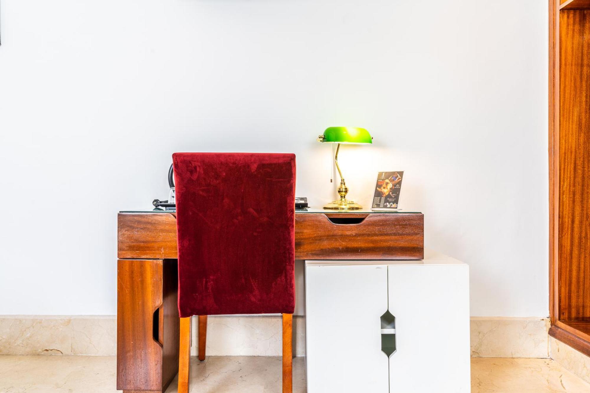 One Hotel 카사블랑카 외부 사진 A desk with a green table lamp